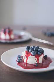 Mini Pavlova Aux Myrtilles Et Coulis De Framboise Pavlova Macaron Framboise Mini Pavlova