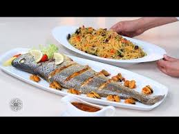 Choumicha Recette Facile Et Reussie De Poisson Au Four Salade De Vermicelle Aux Fruits De Mer Food Lunch Meal Prep African Food