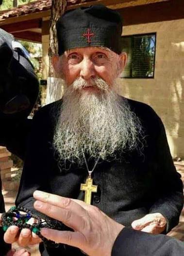 Γέροντας Εφραίμ Αριζόνας Ο καλόγερος που έχτισε 19 μοναστήρια στις Ηνωμένες  Πολιτείες Αμερικής Ο Γέροντας Εφραίμ γεννήθηκε στις 24 Ιουνίου 1928 στον  Βόλο ως Ιωάννης Μωραΐτης. Τα παιδικά του χρόνια τα πέρασε