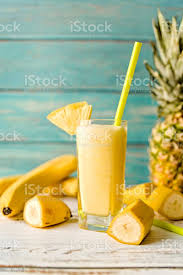 Foto De Smoothie De Abacaxi Decorado Com Pedacos De Banana E Abacaxi E Mais Fotos De Stock De Abacaxi Istock