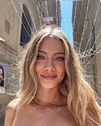 Elsa Kent's Instagram, Twitter & Facebook