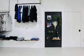 隠し扉の作り方 有孔ボードで部屋の扉をお洒落にdiy 手順をレビュー 天井吊り下げハンガーラックをdiy 隠し扉 部屋 インテリア