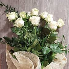 Bouquet di rose medie 50cm. Fascio Di Rose Bianche Consegna A Domicilio In Italia