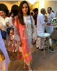 Pin By Khushi Khan On Casuals Pakistani Fashion Bridal Mehndi Dresses Casual Looks
