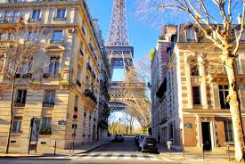 Das von 1887 bis 1889 errichtete bauwerk wurde als monumentales eingangsportal und aussichtsturm für die weltausstellung zur erinnerung an den 100. A Walk From The Eiffel Tower To The Louvre Paris French Moments