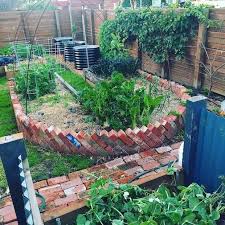 Top 8 Gardening Blogs To Follow This Year By And For Urban Gardeners Gardening Blog Urban Garden Backyard Garden