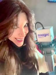 Sue and Kendra checked in with David post-surgery and what a cool  surprise... he went out for a little fresh air and ran into Bruins legend  #ZdenoChara! #MorningMAGIC @davidloleary @sue.tabb @kendratheentertainer