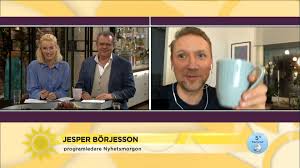 Del döljer geggamoja genom att sno sin mammas rouge och andra försöker dölja veckans arbetstimmar med stora koppar kaffe. Jesper Efter Beskedet En Lugn Kaffe Hemma En Morgon Ar Inte Helt Fel Tv4 Se
