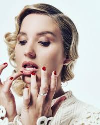 Eva Paris's Instagram, Twitter & Facebook