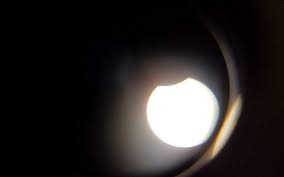 Часткове затемнення можна спостерігати на відстані близько 2 тисяч кілометрів від зони повного затемнення. U Harkovi Pobachat Nezvichajne Prirodne Yavishe Harkivskij Vimir