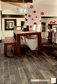 Ce Plancher De Bois Franc Aux Larges Planches Et Au Look Vieilli Donne Un Effet Rustique Des Plus Interessant Dans Cette Maison A Aire O Decor Home Decor Table