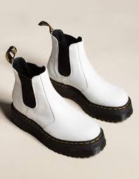 Made with original docs smooth leather, this 2976 rocks a chunky platform sole with commando tread for superior traction. Dr Martens 2976 Quad Platform Womens White Chelsea Boots White 362047150 Tillys