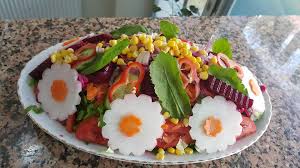 Amasra salatası amasra'nın simgesidir.öyleki amasra'nın meşhur balık tavasının bile önüne geçmiştir.salata,özenle seçilmiş 20'nin üzerinde yerel salata malzemesinin ustalıkla yerleştirilerek. Balik Koftemiz Amasra Salatasi Amasra Balik Lokantasi Facebook