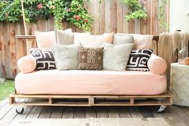 Le canapé est le deuxième meuble, après la table, le plus facile à fabriquer à partir des palettes. Meubles En Palettes De Bois Comment Faire Un Bon Canape