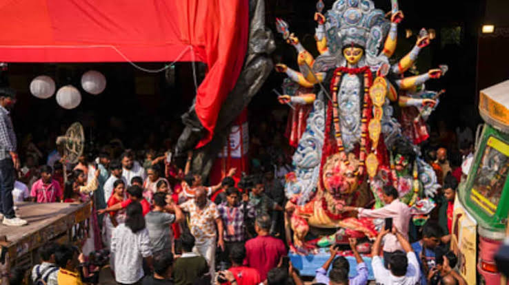 Durga Puja Bisarjan: বিসর্জনে আছে নানা নিয়মকানুন! জানেন সেগুলি কী? | Know the unique rituals of Durga Puja Visarjan or immersion of durga idol | TV9 Bangla News