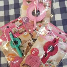 これからの寒い季節は あたたかいおうちの中でゆっくりハンドメイドしませんか セリアは100円ショップの中でも特に ハンドメイド材料やグッズが豊富です ここでは編み物が簡単にできるグッズをご紹介します ハンドメイド 材料 ハンドメイド どんより