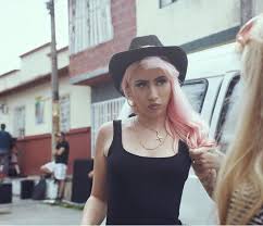 Com a vitória de kali uchis no grammy, ela e shakira são as únicas artistas femininas colombianas a terem um grammy. Homecoming Queen Watch Kali Uchis Ridin Round In Colombia Largeup