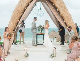 Il matrimonio in spiaggia è sempre stato il sogno di molti e oggi diventa più facile. Cinque Idee Per Allestire Un Matrimonio In Spiaggia