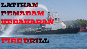 Mereka nampaknya cukup berani menggunakan paip bomba dan tidak takut dengan api yang panas membara. Kapal Laut Yang Sedang Latihan Pemadam Kebakaran Fire Drill Youtube