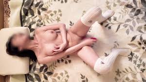 日本住み外国人】ニーソをオンリー 乳首を触りながら変態オナニーでガクガク痙攣絶頂！ - Pornhub.com