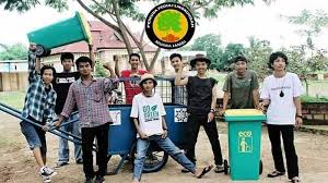 Peduli lingkungan bisa dan harus dilakukan oleh semua lapisan masyarakat. Komunitas Pemuda Peduli Lingkungan Penebar Inspirasi Dari Negeri Penuh Kanal Klik Hijau