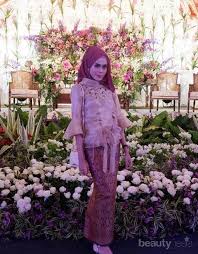 Inovasi model kebaya modern memang tidak ada habisnya. Tinggalkan Model Lama Ini Inspirasi Kebaya Modifikasi Muslimah Untuk Pilihan Wisuda Kamu