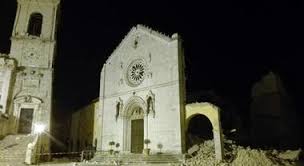 I negozi in strutture non agibili sono ancora in un piccolo mercatino provvisorio fuori le mura. Norcia Terremoto Nella Notte Torna La Paura Il Sindaco Gia 1 100 Scosse Oltre Il 3 Grado In Poco Piu Di Un Anno