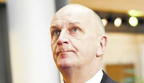 Mit der Faust im Nacken