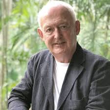 Conoce el rostro de estas talentosisímas personas... James Acheson, creador  del traje de Spider-Man en la saga de Raimi y Deborah L. Scott, creadora  del traje de Spider-Man en Amazing Spider-Man 2.