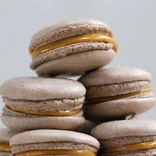 Ces Macarons Au Beurre De Cacahuete Et Au Chocolat Sont Leger Et Delicieux Recette Macaron Cuisine Et Boissons Nourriture