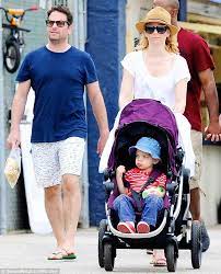 Последние твиты от elizabeth banks (@elizabethbanks). Elizabeth Banks Shows Off Her Baby Son Magnus For The First Time During A Family Trip To The Beach Daily Mail Online