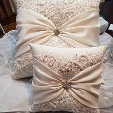 Oreiller De Mariage Coussin De Mariage Oreiller En Dentelle Satin D Ivoire Et Dentelle Alencon Perlee Ceinture De Satin D Ivoire Cintree Par Des Cristaux Em 2020 Decoracao De Almofadas Amofadas