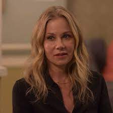 Christina Applegate As Jen Harding In The Dark Comedy Dead To Me Dead To Me Christina Applegate Dark Comedy