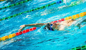 Ni&ntilde;os en clase de nataci&oacute;n
