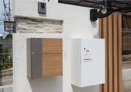 石目調の壁と木目の目隠しが目を引きます 様々な表情を見せてくれる家への入り口は 統一感がある中にも確実なデザイン性です 不在時でも荷物を受け取る事のできる宅配ボックスは共働きの方や日中留守の方に便利です 宅配ボックス post 外壁 木目調 デザイン