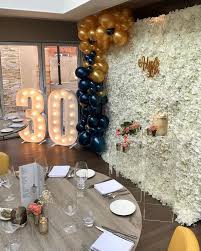 Birthday Ideas For Women S 30th We Are Absolutely Loving This Evenings 30th Birthday Party We Used Our Huge Ivory Rose Hydr Gold Birthday Party 30th Birthday Parties 80th Birthday Party