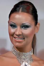 Benoit fransız lisesinde tamamlayan altuğ, lise yıllarında mankenlik yapmaya başlamıştır. Pinar Altug Movies Age Biography