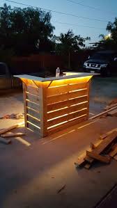 Une cabane 100% récup' et fait maison. Bar En Palette Bois En L En Cours De Finalisation Avec Haut Blanc Et Lumieres Integrees Cour Cloturee Avec Bar En Palette Palette Bois Bar En Bois De Palettes