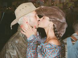 Apaixonada! Bruna Marquezine compartilha primeira foto beijando João  Guilherme - Portal Leo Dias