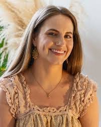 Aviva Raskin's Instagram, Twitter & Facebook