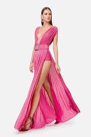 L'abito è in taffetà azzurro tiffany, ricoperto di pregiato tulle color avorio, con fiori in varie tonalità di rosa e avorio applicati sulla gonna. Pin Su Wearing Pink Fashion