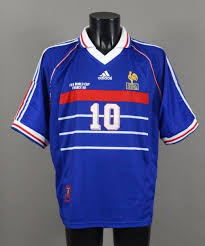 Il évolue seulement sous les. Maillot De Zinedine Zidane N 10 Avec L Equipe De France Pour La Finale Zinedine Zidane Equipe De France Coupe Du Monde 1998
