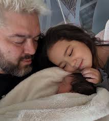 Gracias por un año más de vida! Recibir mi cumpleaños rodeado de amor y  cariño solo me hace sentirme feliz ¡A seguir coleccionando momentos en este  año ! Gracias amigo @rojosodi por