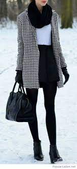 Winter Look With White Top Black Skirt And Plaid Coat Kleidung Mode Kleidung Fur Frauen Mode
