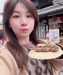 最近許醫師都一邊吃飯一邊看黑白大廚！ （我最支持的料理怪物和好感男孫主廚竟然要相愛相殺太難過😫） 但不專心吃飯其實是減重路上最大的「隱形陷阱」。  「分心進食」會全面破壞你的飽足感機制。 從「神經科學」的角度，看看邊滑手機邊吃飯，身體會發生了什麼事？ 1 ...