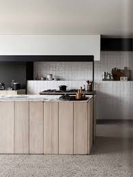 Modern Kitchen Interior With White Tiled Walls Marble Tops And Wooden Island Interior De Cocina Diseno De Interiores De Cocina Cocinas De Casa