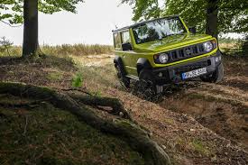 A avut un debut glorios, oamenii ramanand placut surprinsi de abilitatile si performantele acestui model. Noul Suzuki Jimny Este La Fel De Capabil In Off Road Ca Un G Class Dar Costa De 6 Ori Mai Putin