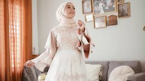 Pergi ke undangan nikahan enggak harus terlalu kaku, simak inspirasi fashion kondangan pria berikut ini untuk para gentlemen. Tren 2021 6 Model Dress Cantik Untuk Hijabers Kondangan