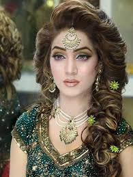 Most Expensive Hairstyle For Bridal With Curly Long Hair For Asian Bridal 2019 Hairstyle Mehndi Hairstyles Pakistani Bridal Makeup Pakistani Bridal Hairstyles