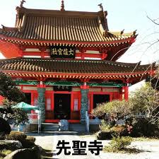 朱色で鮮やかな先聖寺 城下町から徒歩5分 沖縄や台湾の寺院を彷彿されるような ここらへんでは珍しい色使いのお寺 龍の彫刻が施された石の柱や 大きな龍の天井絵は圧巻でした 犬山 犬山城下町 先聖寺 龍の outdoor structures outdoor